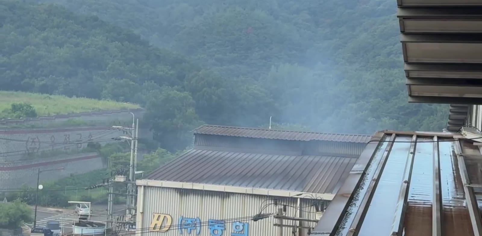 공장 지대 전경 — 인근 설비에서 연기가 오르고 있다